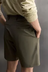 Bermuda de Zara Athleticz color verde militar, confeccionada en tejido técnico compacto y elástico, con bolsillos curvados y cierre frontal con cremallera y botón a presión oculto.