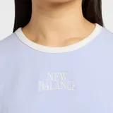 Remera de corte ajustado y estilo ringer, color celeste con cuello y bordes de mangas en color blanco. Presenta el logo de la marca bordado en el centro del pecho.