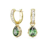 Par de aros Swarovski bañados en tono oro, con aros mini de cristales cuadrados transparentes y una Swarovski Zirconia con forma de pera de color verde rodeada de cristales cuadrados transparentes.