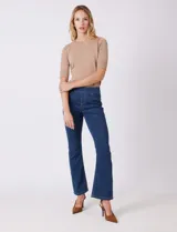 Jegging de tiro medio-alto con cintura elástica, bolsillos delanteros simulados y bolsillos traseros aplicados. Presenta un corte entallado con terminación bootcut.