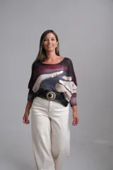 Sweter de tejido de punto fino con diseño abstracto en tonos bordó, negro y detalles en dorado. Presenta cuello redondo, mangas largas y un corte holgado.