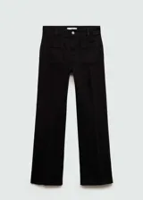 Jeans Alex de tiro medio confeccionados en denim negro, con diseño flare de corte acampanado y bajo deshilachado. Presenta cuatro bolsillos, incluyendo bolsillos frontales aplicados, y cierre frontal con cremallera y botón metálico.