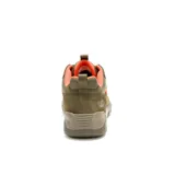Championes Caterpillar modelo Crail Sport Low, color verde oliva con detalles en naranja vibrante. Confeccionados en una combinación de gamuza y nailon, cuentan con entresuela de EVA liviana y suela de goma resistente para mayor tracción.