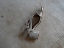 Sandalias negras de cuero con tiras finas y strass, taco cuadrado.