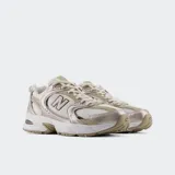 Championes lifestyle New Balance 530 de estilo retro, inspirados en los modelos clásicos de running de los años 90 y 2000. Combinan malla transpirable con revestimientos metalizados en tonos beige, blanco y detalles en marrón. Incorporan tecnología de amortiguación ABZORB en la suela para mayor comodidad.