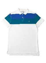 Remera polo blanca con franjas horizontales en azul y verde. Tiene cuello clásico, manga corta y logo bordado en el pecho.