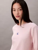 Remera de manga larga Calvin Klein color rosado, con cuello redondo y logo bordado en el pecho. Presenta un corte regular.