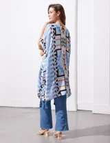 Kimono tejido con estampado de rayas azules y blancas, mangas amplias estilo japonés y terminación de ruedo con borlas azules.