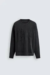 Jersey de corte relajado confeccionado en tejido de algodón con efecto lavado. Presenta cuello redondo, manga larga, acabados en rib y un bordado a tono en el delantero con diseño abstracto.