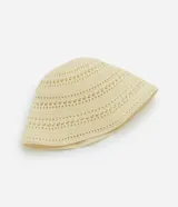 Sombrero tipo bucket de ganchillo color blanco, con diseño calado y estructura flexible.