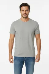 Remera de manga corta con cuello redondo, confeccionada en algodón, de corte ajustado al cuerpo.