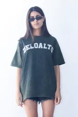 Remera verde con efecto gastado, corte oversize y estampado frontal con la palabra 'DELOALTO' en blanco.