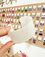 Brazalete rígido ancho de acrílico color blanco con efecto marmolado.