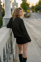 Falda pantalón de tiro medio en color gris oscuro, con diseño minimalista y detalle de cinturón fino integrado con hebilla metálica. Cuenta con cierre lateral oculto.