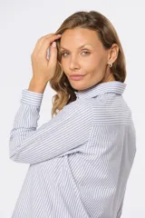 Camisa de manga larga con cuello clásico y corte recto, a rayas verticales rosas y blancas.