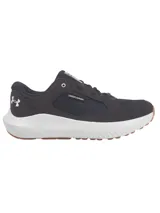 Championes de running Under Armour modelo Charged Versurge, color negro con suela blanca y base de goma color caramelo. Presentan una parte superior de malla con revestimientos de gamuza sintética y logo de la marca en el talón.