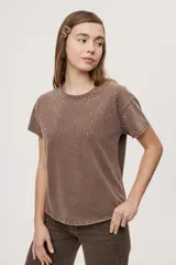 Remera de manga corta y cuello redondo color gris con efecto lavado, calce relajado y detalles de strass aplicados en la parte superior.