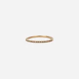 Anillo doble en oro 18k, compuesto por una alianza fina con engaste de brillantes y una alianza lisa con un brillante central.