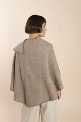 Ruana corta de lana color marrón con terminación de crochet hecho a mano. Prenda cómoda, versátil y fácil de combinar.