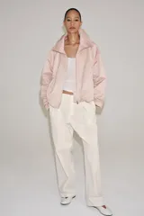 Chaqueta bomber de Zara Woman Collection color rosado, con cuello subido, cierre frontal con cremallera, mangas largas y bajo abullonado con elástico.
