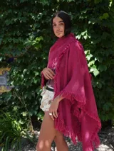 Chal tejido en algodón color negro con flecos en los bordes.