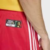 Short deportivo Adidas Originals en colaboración con Bob Marley, color rojo con las icónicas tres tiras blancas laterales. Presenta el nombre 'Bob' bordado en la pierna derecha y el logo del Trifolio en la izquierda.