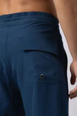 Short de baño color verde oliva, de corte recto y largo hasta la rodilla, con cordón de ajuste blanco en la cintura y bolsillo lateral con etiqueta con logo VCP.