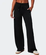 Pantalón Fabletics de pierna ancha y corte holgado color negro, confeccionado en suave tejido Cloud Jersey. Cuenta con cintura elástica con cordón ajustable y bolsillos laterales.