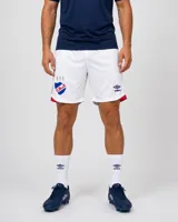 Short de fútbol Umbro del Club Nacional de Football, modelo Home 2025, color blanco con detalles en azul y rojo. Cuenta con el escudo del club y el logo de la marca.