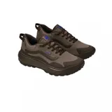 Championes Vans Crosspath de diseño técnico y robusto, color marrón. Presentan una silueta de perfil bajo con suela de plataforma dentada para mayor tracción, cordones al tono y detalles de la marca en el lateral y la lengüeta.