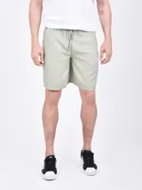 Bermuda de gabardina color beige, con cintura elástica ajustable con cordón, bolsillos laterales y traseros.