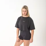Crop top negro de corte oversize, con mangas cortas y cuello redondo. Presenta la palabra 'GAINS.' estampada en el centro del pecho.