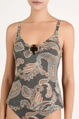Tankini de diseño ajustado con estampado paisley en tonos grises, tostados y celestes, con escote en V y detalle de argolla de carey en el centro.