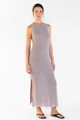 Vestido largo de punto con hilos en dos tonos que generan un efecto jaspeado, escote bote, sin mangas y aberturas laterales en el dobladillo.