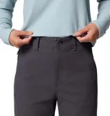 Pantalon de corte recto para mujer, confeccionado en tejido resistente a la abrasion con elasticidad para mayor comodidad. Presenta cintura alta, trabillas para cinturon, bolsillos inclinados laterales, bolsillos traseros y un bolsillo de seguridad con cremallera.