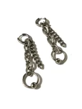 Par de aros colgantes plateados con cierre de aro a presión. Cada uno tiene dos cadenas colgantes de diferentes grosores y un aro con una bolita en el extremo.