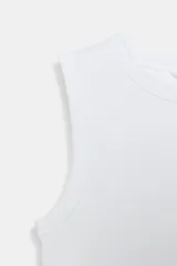 Top musculosa de punto acanalado color blanco, con cuello redondo.