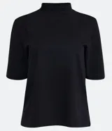 Remera de algodón color celeste con cuello alto y mangas cortas.