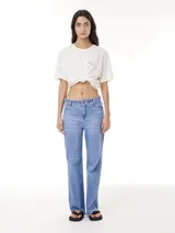 Jean de corte recto, tiro medio y ligeramente elastizado.