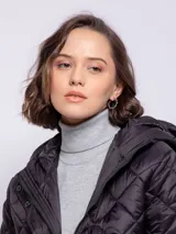 Campera capitoneada color ladrillo con capucha, cierre frontal con botones a presión y cremallera, bolsillos laterales y puños elastizados.