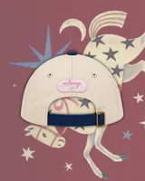 Gorra de algodón con corona color beige y visera verde oscuro. Presenta bordados frontales de dos caballos con mantas decorativas.
