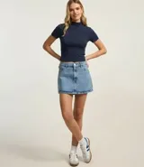 Blusa básica de ribana gris, con mangas cortas y cuello alto, de corte ajustado.