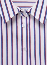 Camisa crop de mangas largas con puños abotonados, cuello camisero y cierre frontal con botones. Diseño a rayas verticales blancas y azul marino.