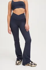 Calza larga azul marino de tiro alto con cintura cruzada y corte acampanado.