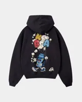 Buzo canguro con capucha color negro, de corte regular y felpa interior. Presenta un estampado gráfico en la espalda que representa un termo antropomórfico sosteniendo globos con letras.