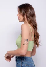 Top corto amarillo con detalles corseteros, sin mangas y con tirantes finos regulables.