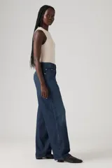 Pantalón de jean azul oscuro, de corte amplio y tiro alto.