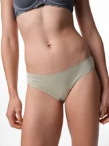 Bombacha tipo bikini de algodón con textura acanalada, tiro medio y diseño minimalista.
