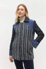 Tapado midi con diseño de combinación de texturas, presenta paneles frontales a rayas verticales en tonos azul, blanco y negro, con detalles en gamuza azul en hombros y puños. Incluye cierre frontal con botones grandes y cuello clásico.