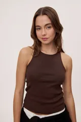 Musculosa de algodón con elastano, de textura acanalada y calce al cuerpo, con cuello redondo y sisas amplias.